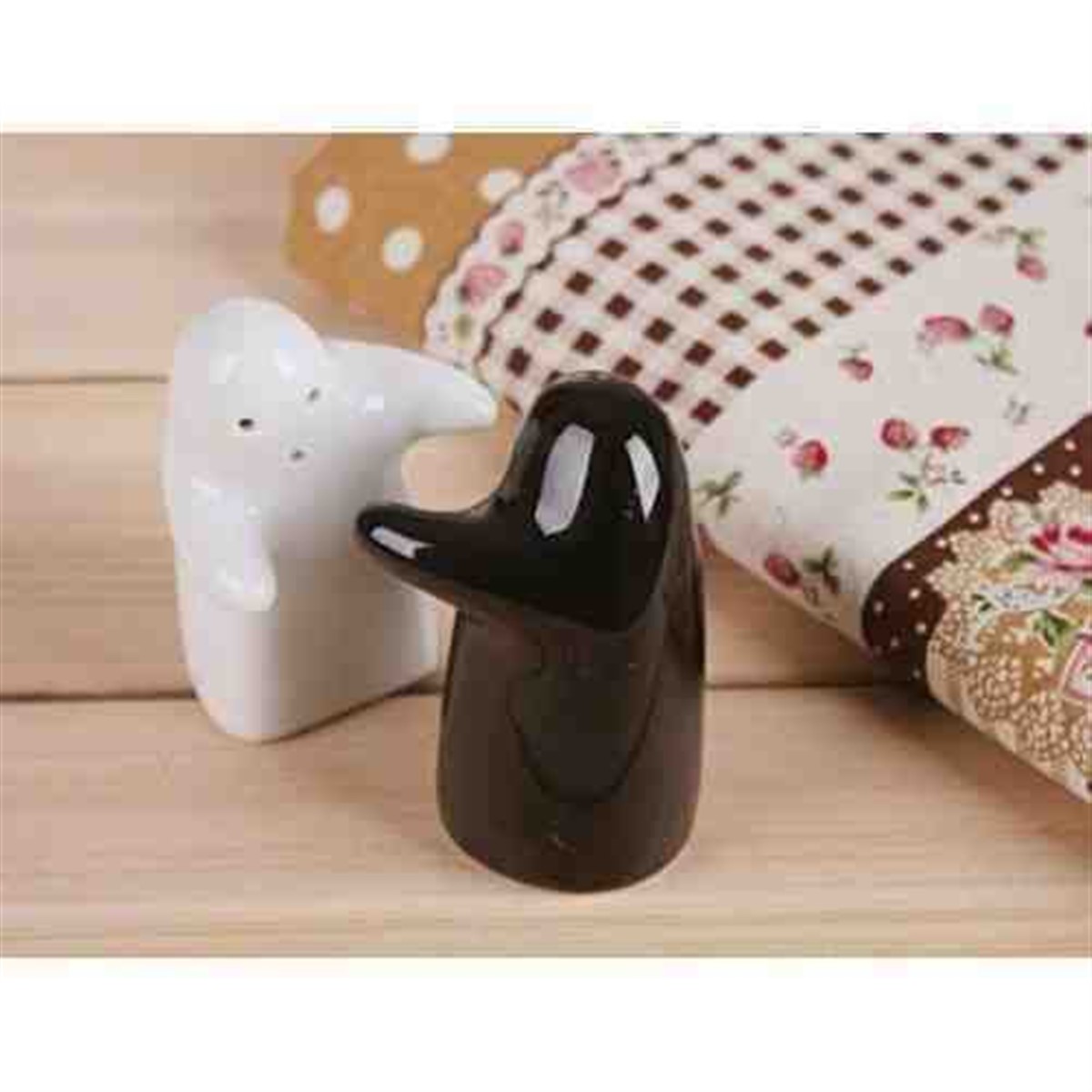 Ahşap Standlı Porselen Hayalet Tuzluk Karabiberlik Seti