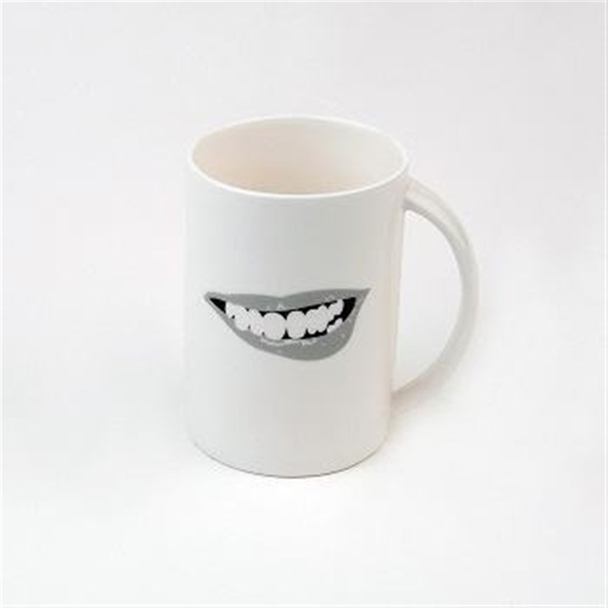 Gülen Dudaklı Kupa Dudak Isırış