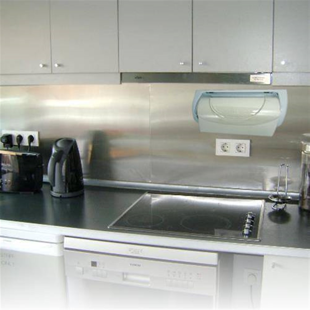 Pratik Kağıt Havluluk Mandallı Tutacaklı Şeffaf Koruma Kapaklı